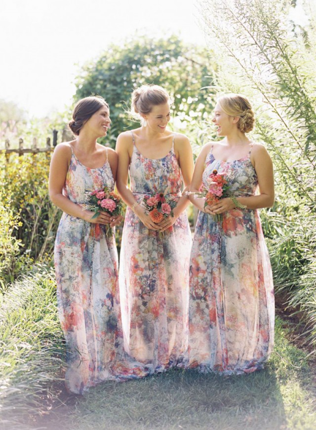 rochite-cu-imprimeuri-florale-pentru-domnisoarele-de-onoar