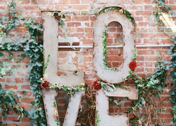 green-LOVE-letter-wedding-decor-ideas