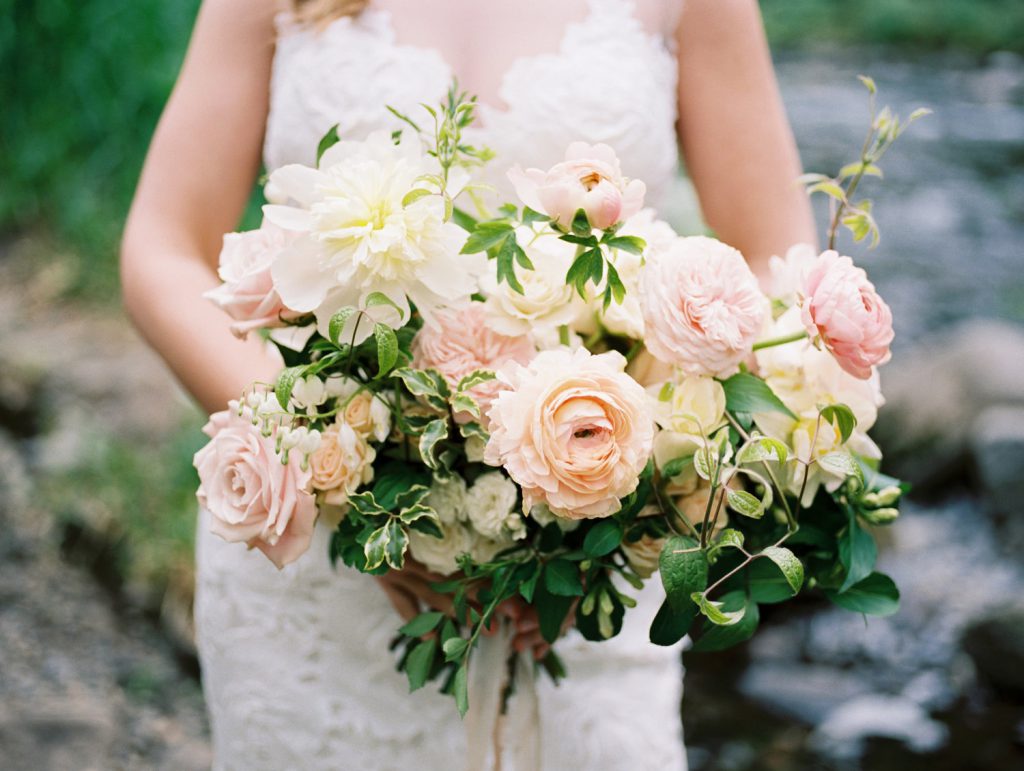 blush,+peach+and+white+wedding+bouquet
