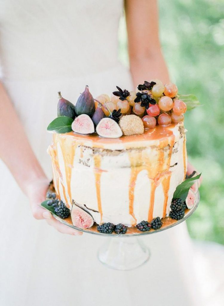 bolo-de-casamento-diferente-com-gotas-drip-cake-uvas-e-figos